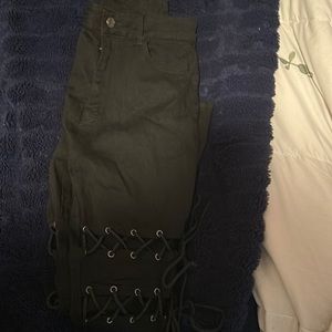 High Waisted Grommet Eyelet Lace-up Skinny Jeans. Size Medium (6) in women.